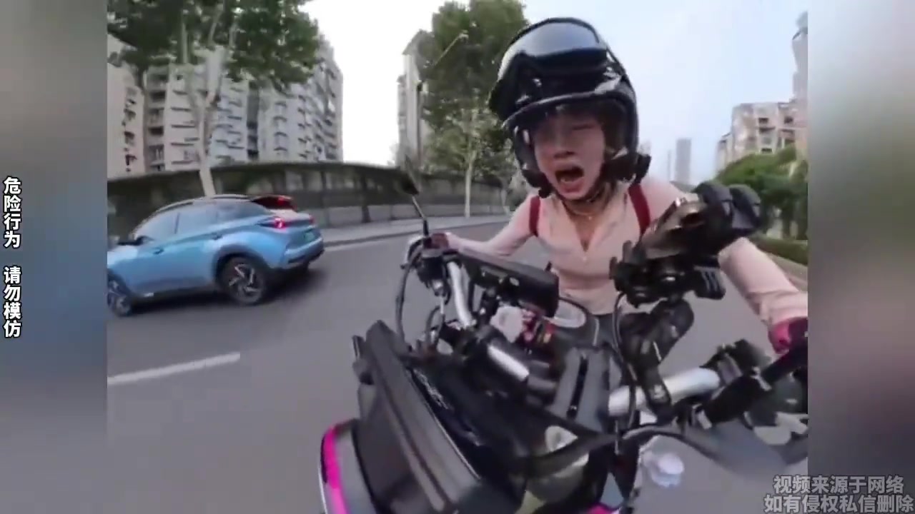 女子骑着摩托车行驶被小车变道撞到腿，疼得当场停车趴地上！