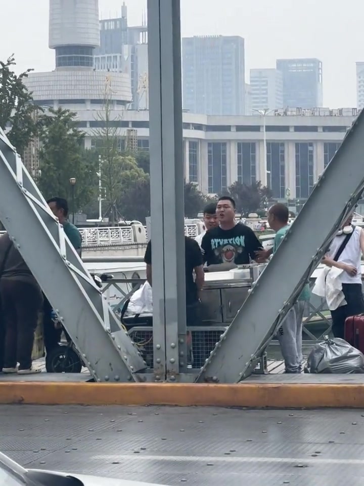 这是在干嘛吵架不像吵架的，搁这跳街舞