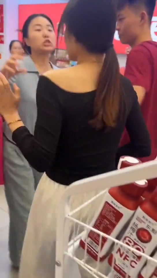 小姐姐们吵架还动上手了！店员及时出面，劝说制止