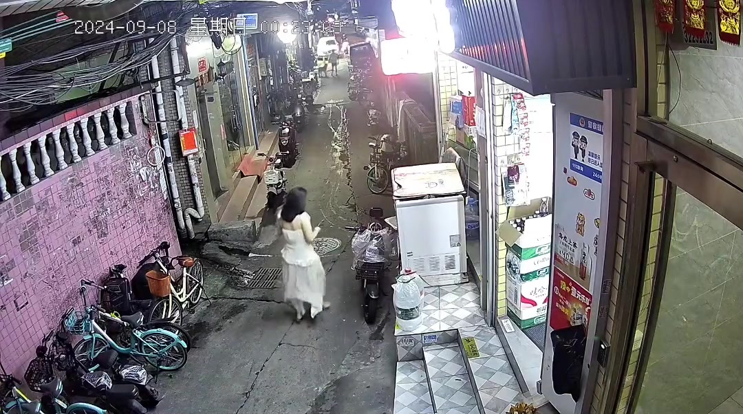 她应该是想练习一下飞车捡手机，只是失控了罢了