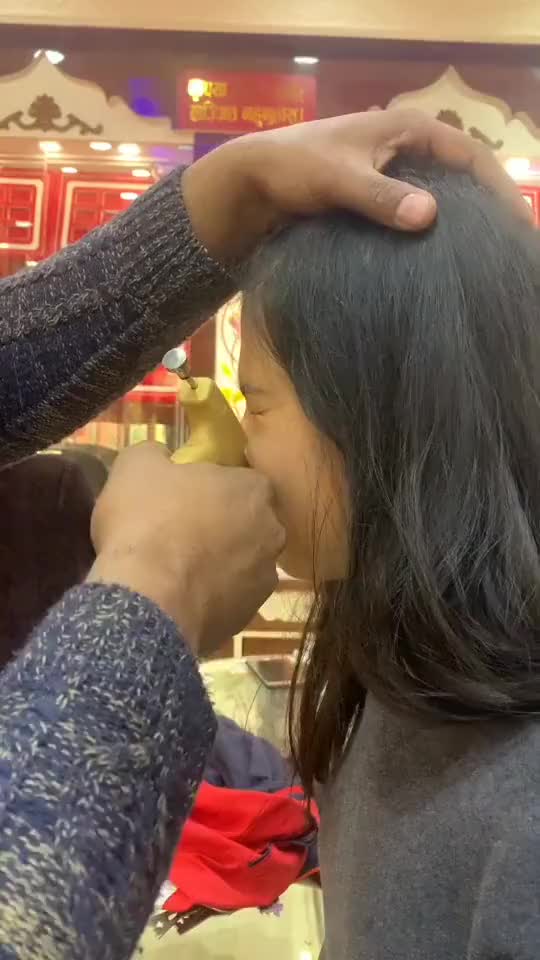 还好我们不要强制打鼻钉，这也太疼了