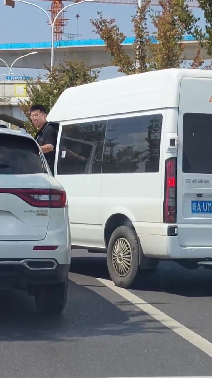 脾气真大！小车司机被骂了两句，竟选择直接撞上去