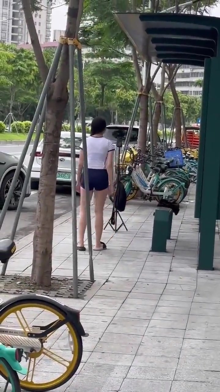 小姐姐为了拍视频挺豁得出去啊！这么做是正常的吗