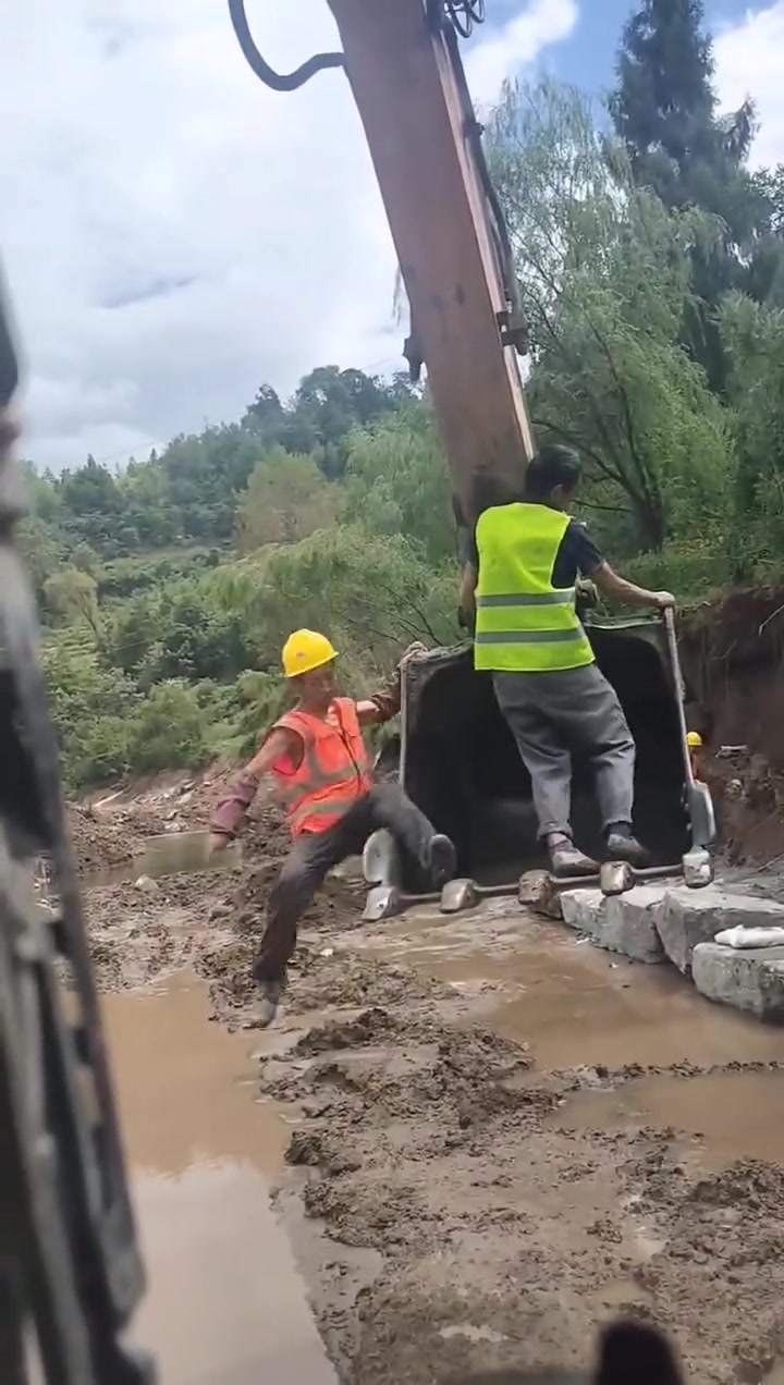 人就这么甩出去了！这是故意的还是没握紧啊