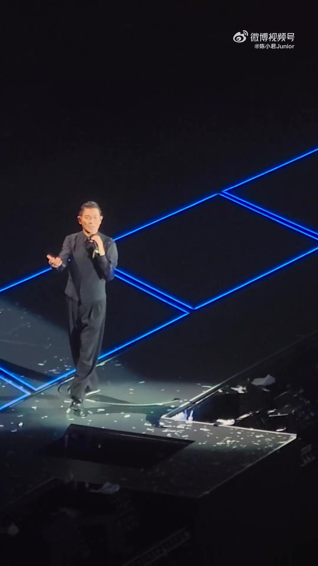 危险！刘德华演唱会时险些掉下舞台暗门，最终只受轻微擦伤