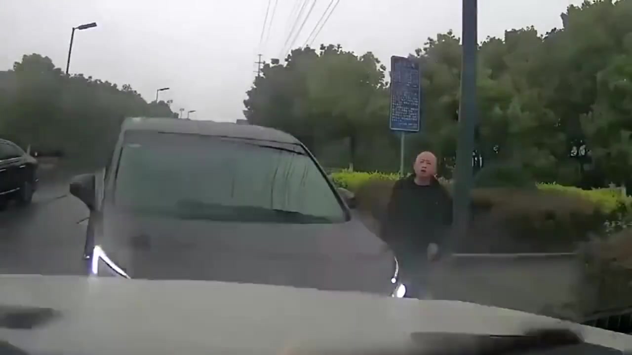 这么开车是谁教的啊！还理直气壮