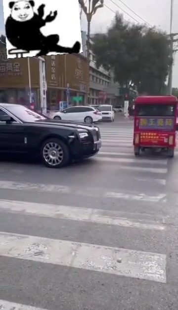 劳斯莱斯被三轮车逼停了！三轮车：你什么身份敢滴滴我