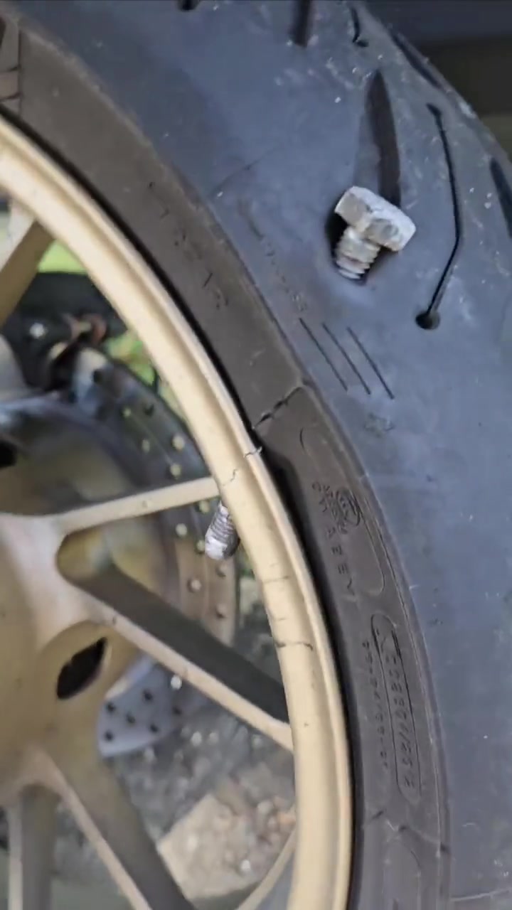 这是拧进去的吧什么路况能让螺丝穿过整个轮胎啊