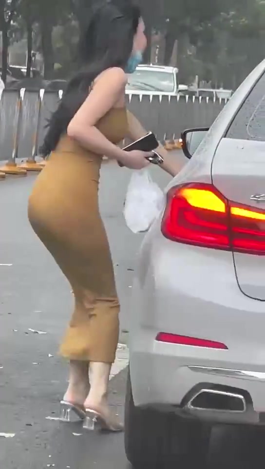 小姐姐这是穿着高跟鞋开车啊