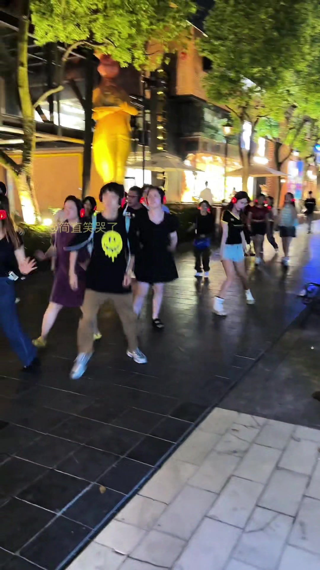 网友：上海偶遇无声跳舞，这就是松弛感吗