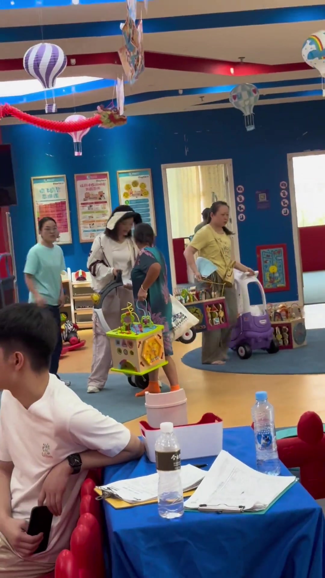 培训机构跑路，家长们退款无门过来搬东西