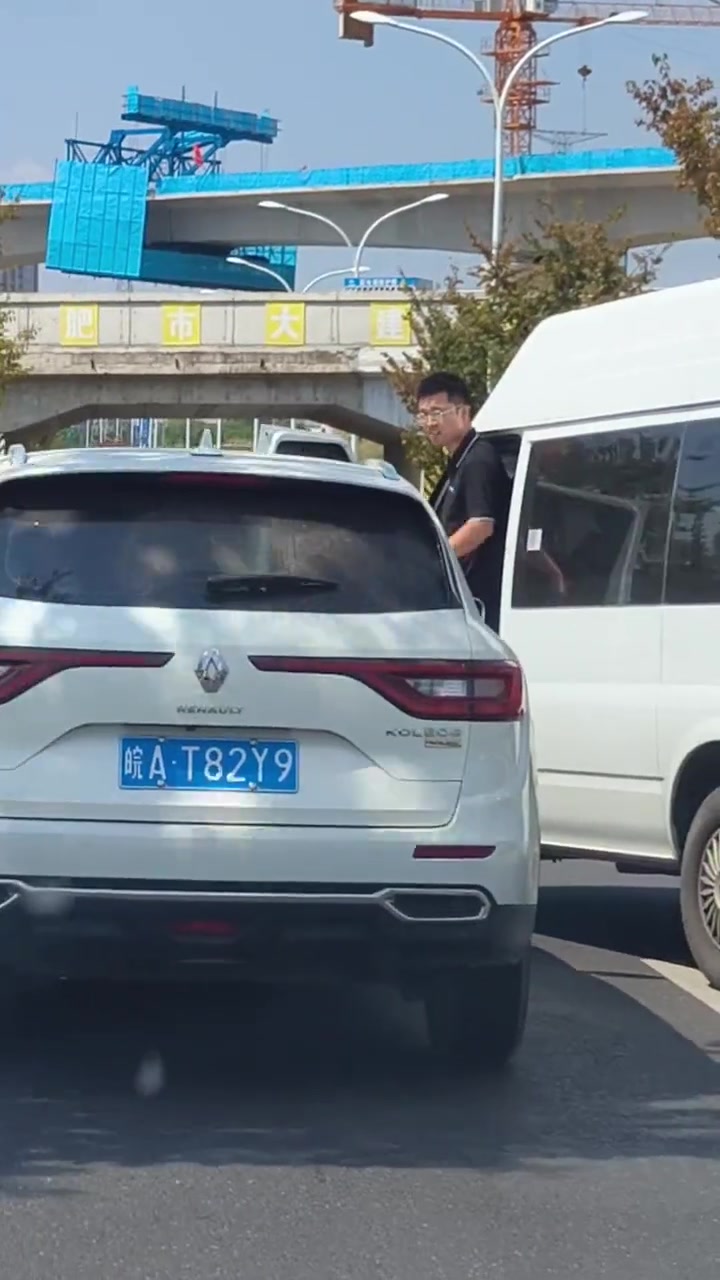 路怒症遇到暴脾气，你敢别我车，我就敢撞你车！