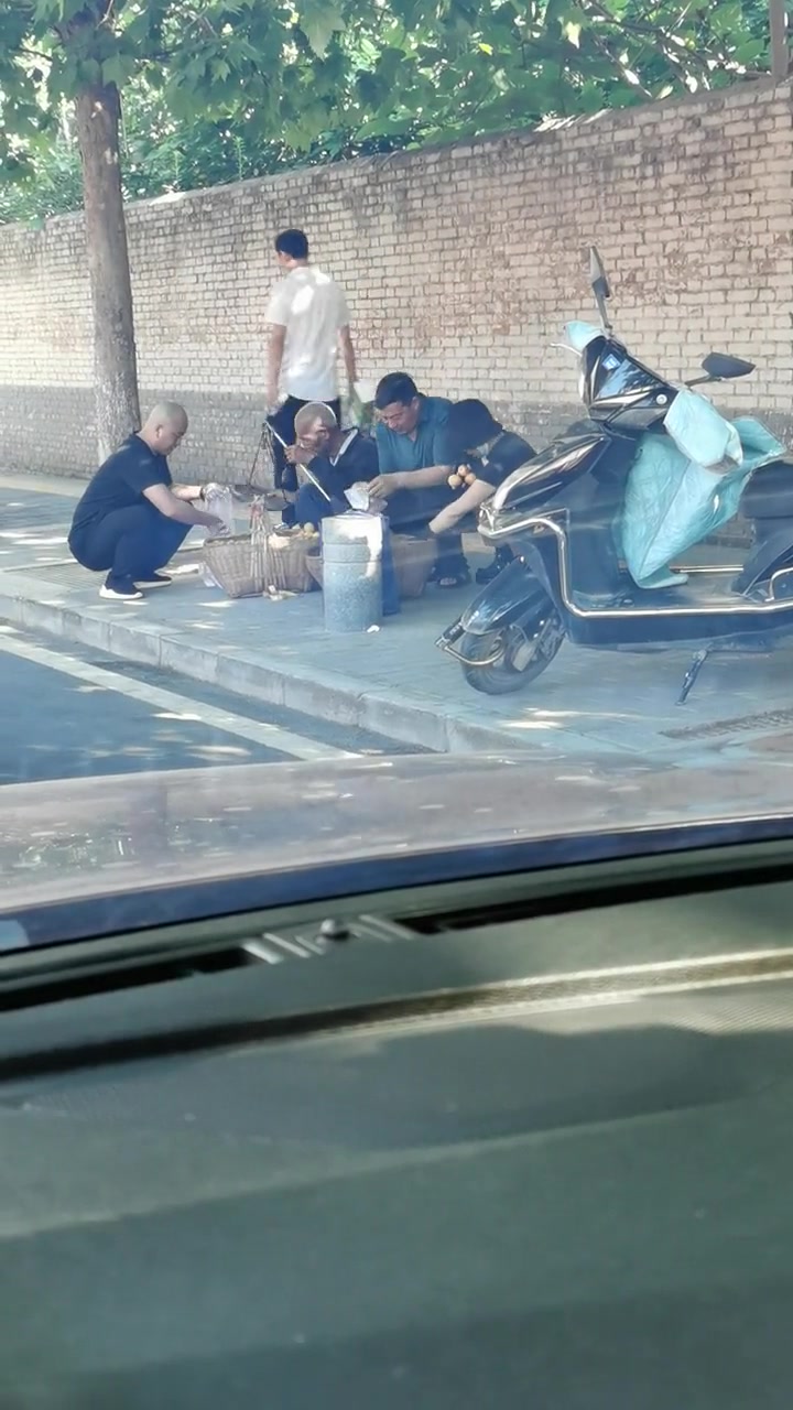 这么大年龄的老人卖水果已经够可怜了，这个女子竟然还偷水果！