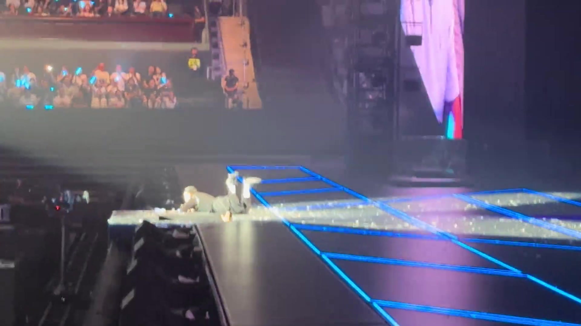 刘德华深圳演唱会最后一场踩空摔倒，看着就心疼！！