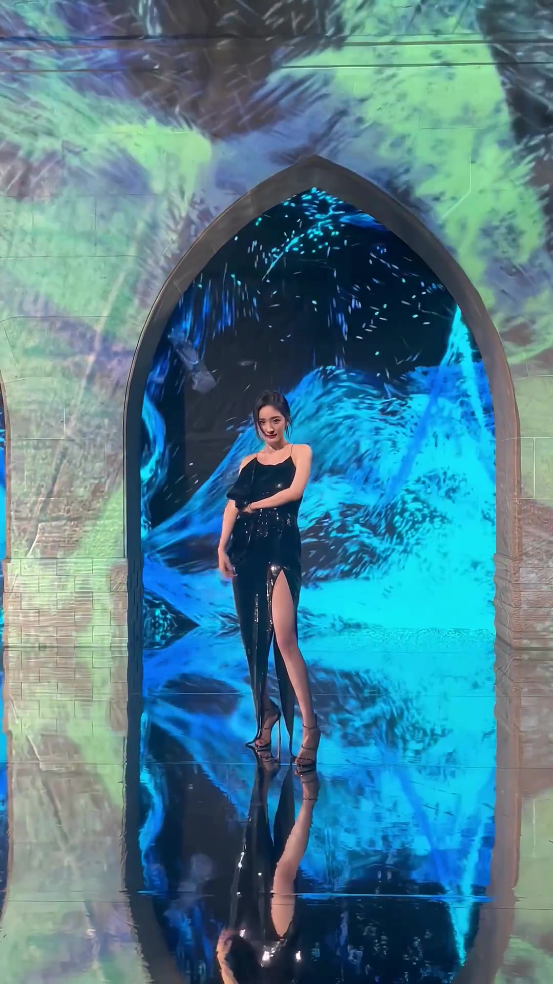 杨幂活动现场反光地板对穿裙子的女星真不友好