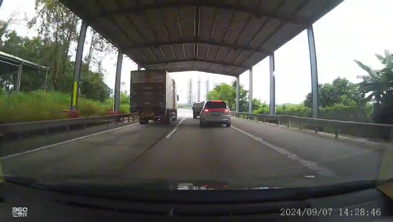 十次事故九次车快！快速超车见缝插针，不到一分钟追尾了