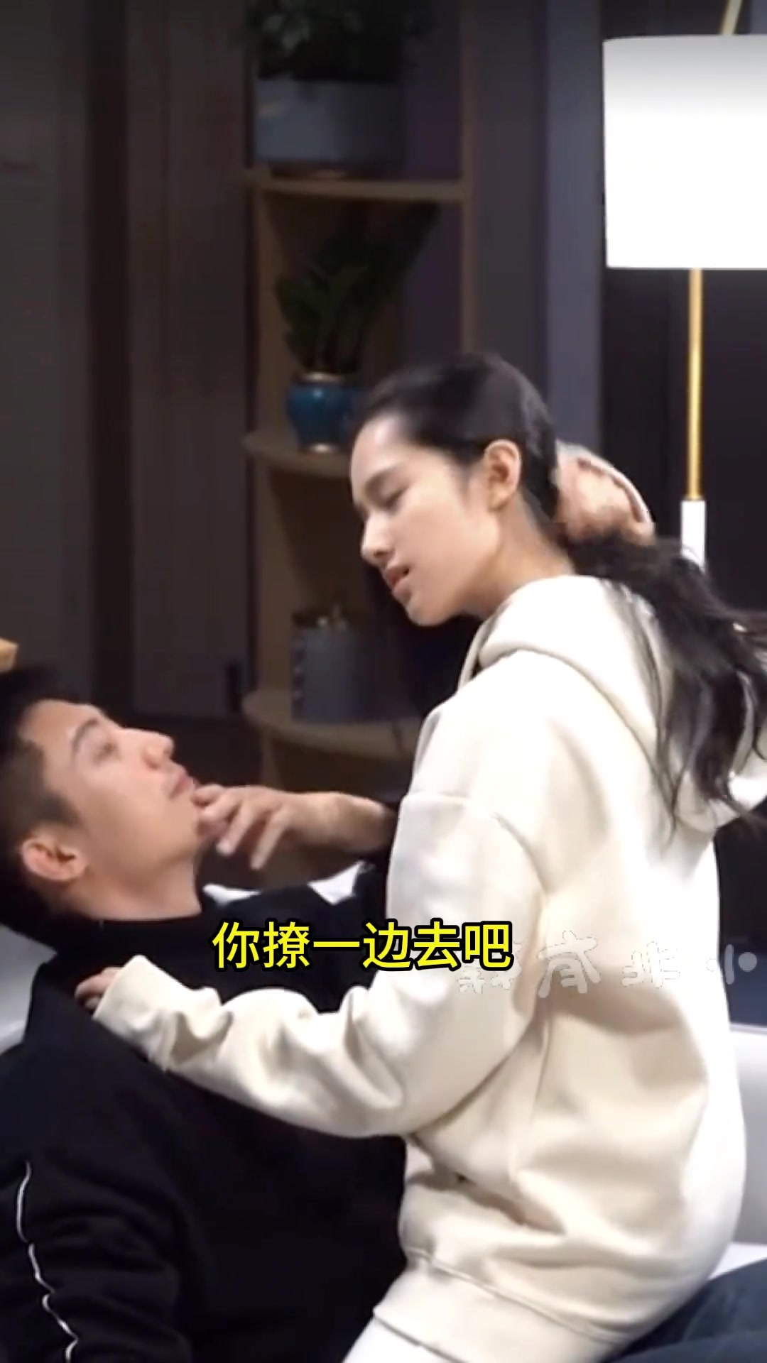 黄景瑜与张婧仪拍对手戏，坐到腿上的时候感觉一脸嫌弃