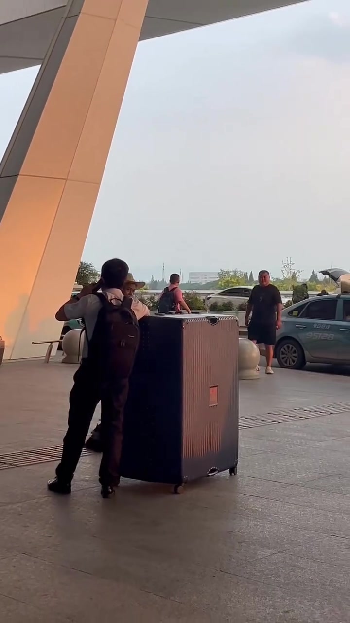 超大行李箱！！！一向热情的出租车司机，此时异常的安静！