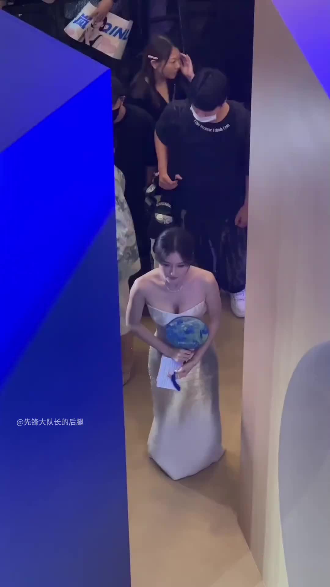 秦岚线下参加活动，很有防范意识！