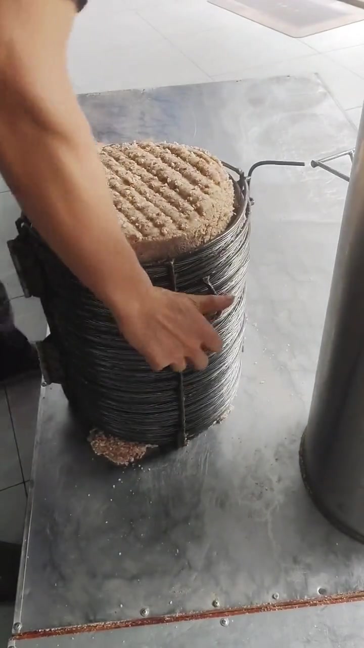 这是在榨花生油吗以前没机器的时候是怎么榨的呢