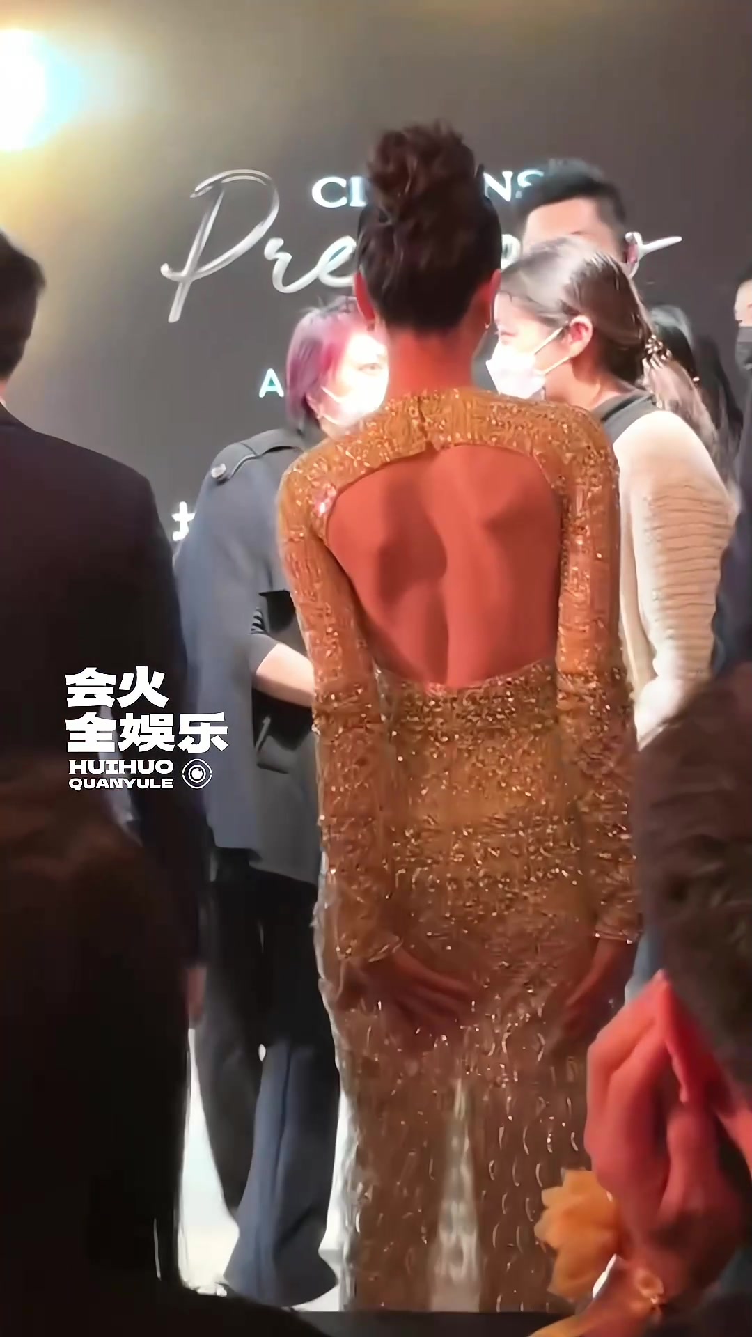 迪丽热巴的背瘦到凸点了