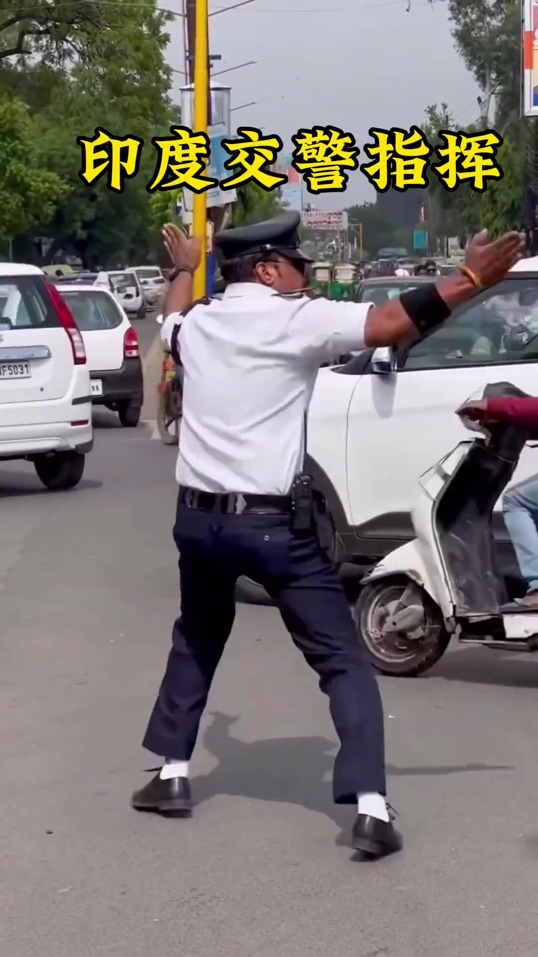 印度交警热舞指挥交通！宛如参加舞蹈大赛！
