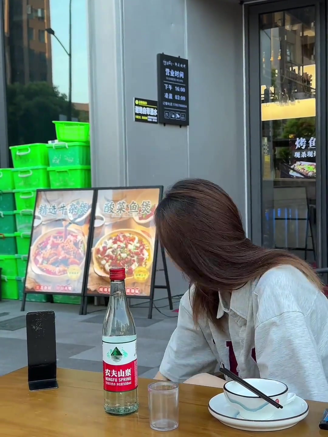 老妹喝点矿泉水咋还喝睡着了呢