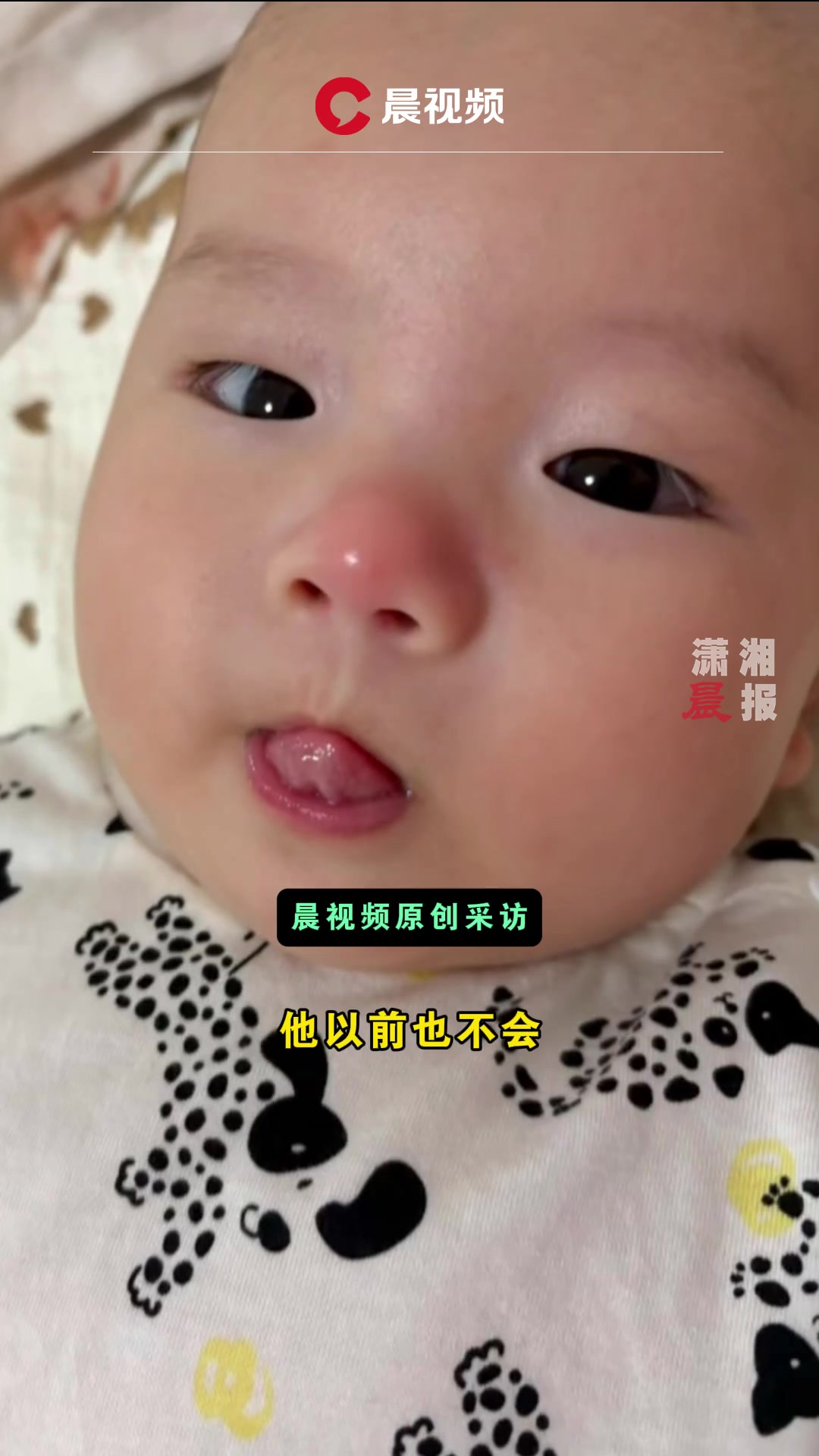 宝宝突然变得吐舌头，妈妈发现孩子竟是在模仿小狗