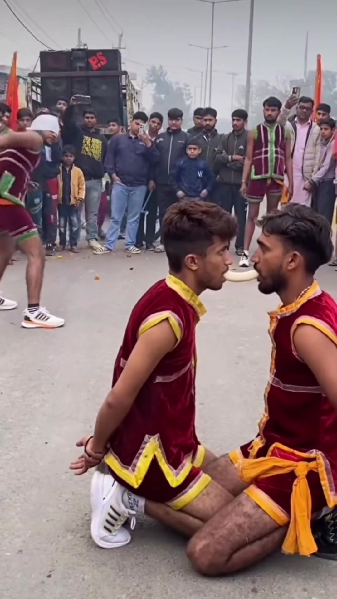 印度街头杂技表演，蒙面刀王