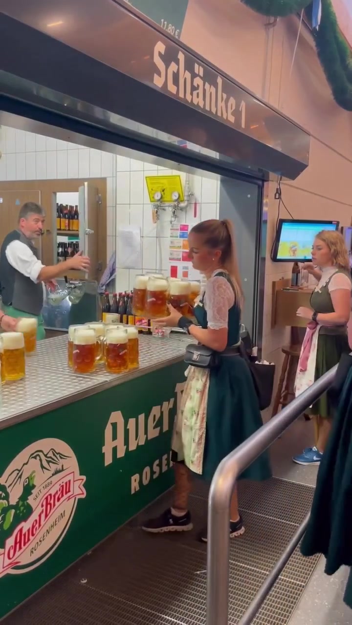 什么啤酒女王啊，能一口气拿这么多啤酒的