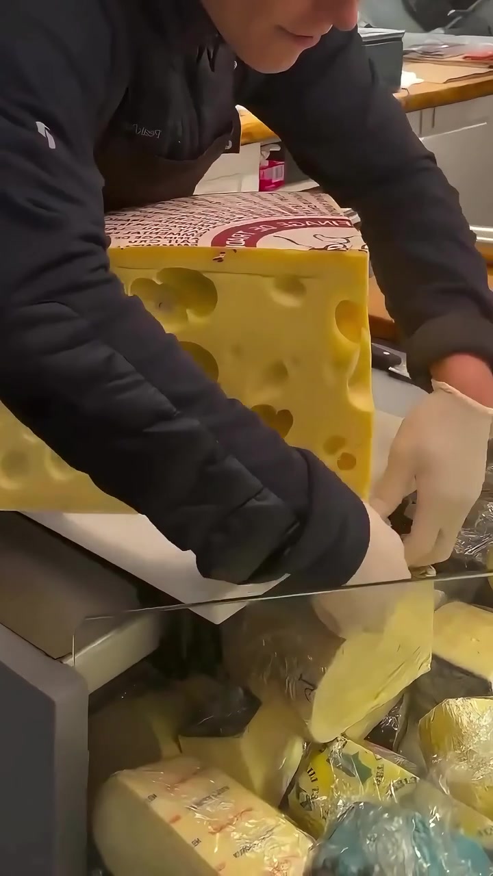 猫和老鼠诚不欺我！真有这么大的奶酪啊