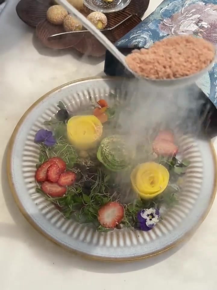 液氮一喷，身价十翻！酒店用液氮极速冷冻，锤碎鹅肝成粉末状！