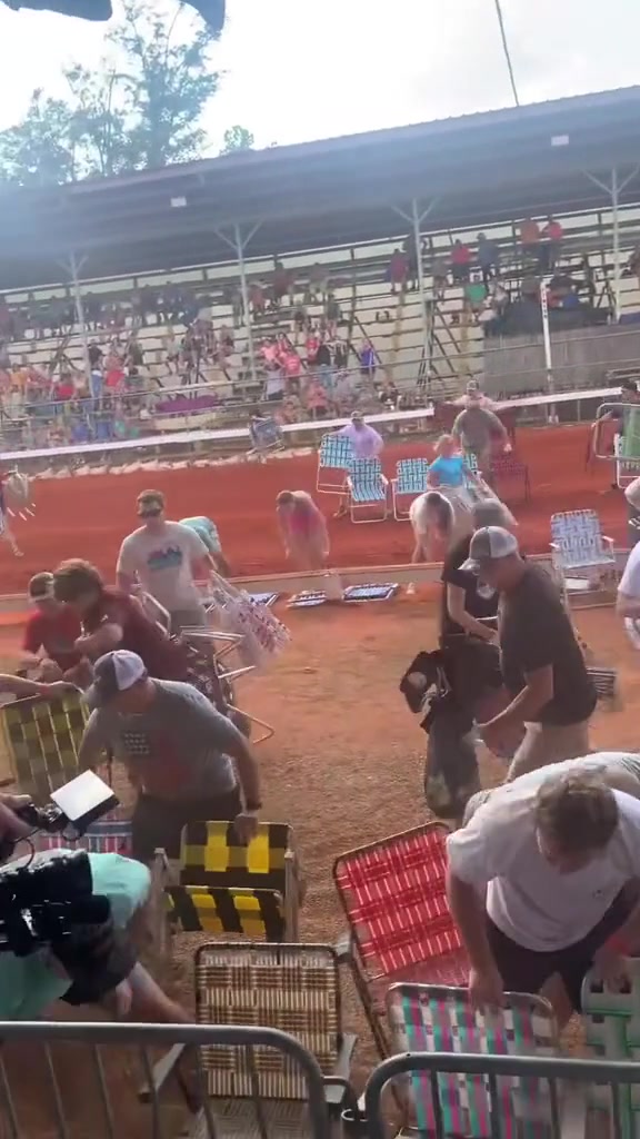 什么比赛国外的疯狂占座，他甚至滚完还帮别人把椅子摆整齐！