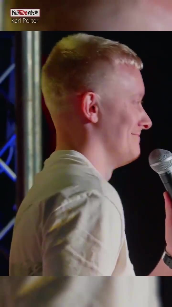 英国脱口秀演员模仿球员进球后庆祝动作，太逼真了