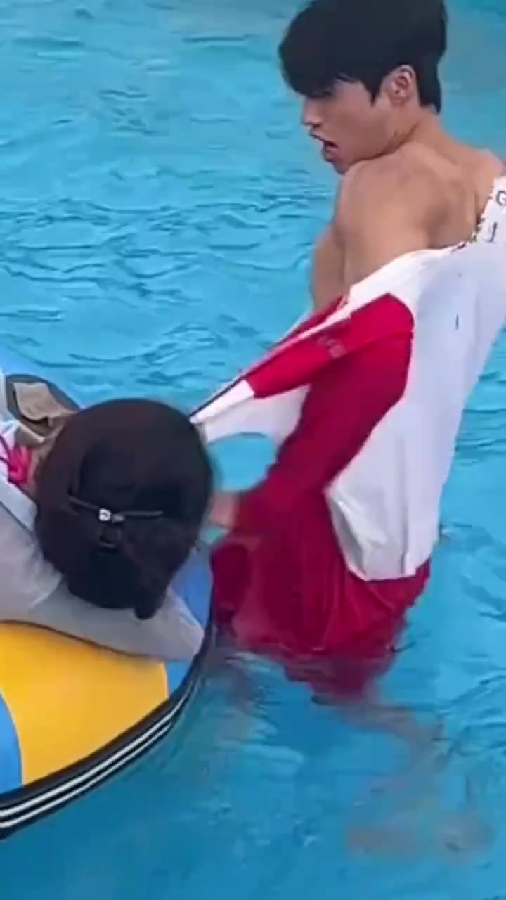 安全员也挺辛苦不知道这是故意还是不小心的