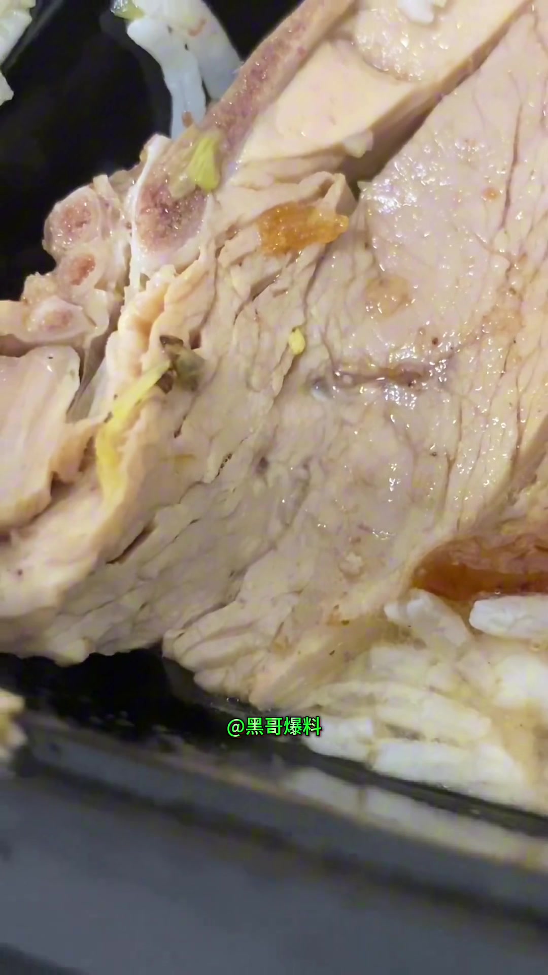 网友买到有蛆虫的饭菜！商家竟然说“饭菜里有虫是不可避免的”