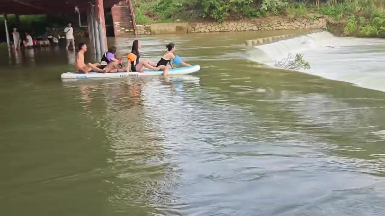 四人滑板下滚水坝翻船，喝水喝到饱！！