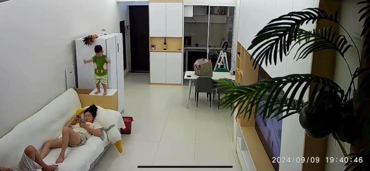 熊孩子一跳，妈妈小命差点没了！！