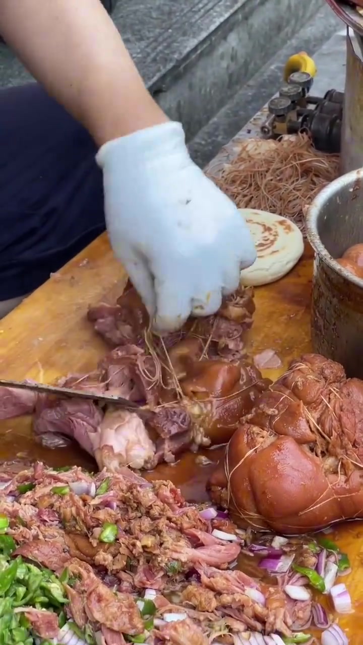 陕西西安特色美食，12一个肘子肉夹馍，这煮的太软烂了