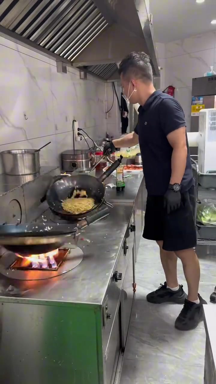 大厨也用上了自动翻锅，一人看两口锅，效率翻倍