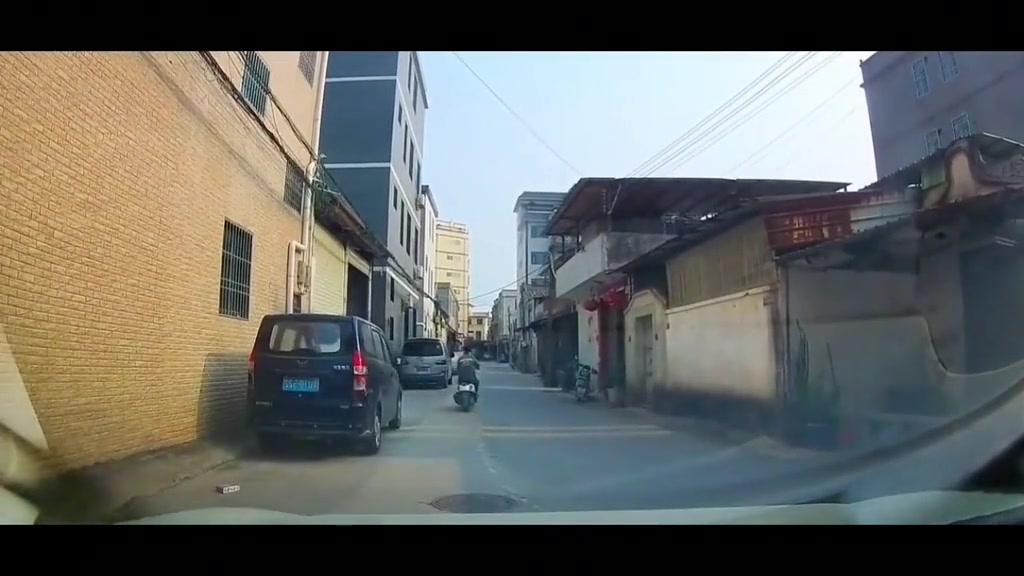 小伙子：我想了想还是你指挥的路比较近