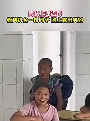 笑缓解尴尬，有人陪着一起，更不尴尬了