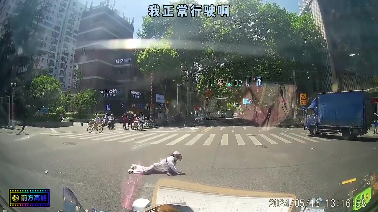 给我看懵了！那电动车就是红灯啊！想啥呢梦游了