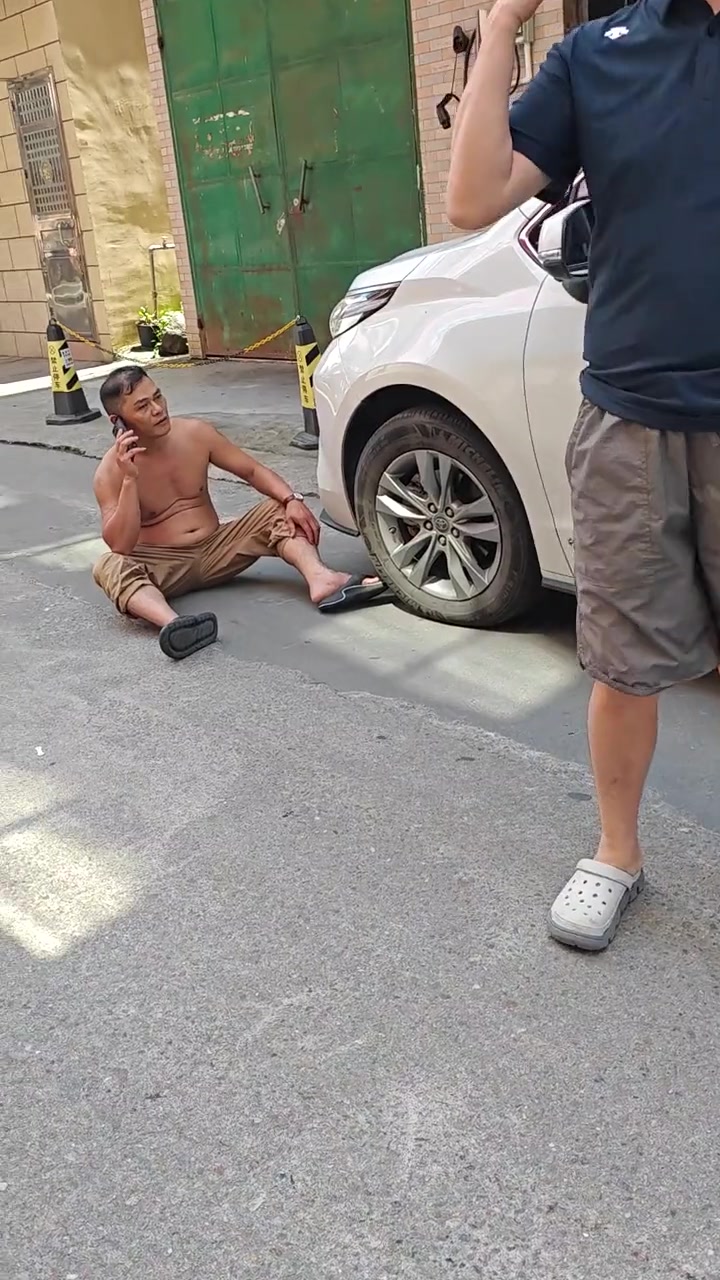 别人都是用手提款，偏偏他用脚提款