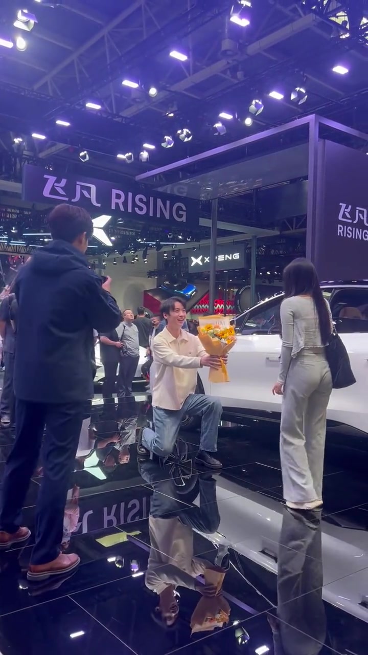 好尴尬的求婚啊！女子都直接跑了！