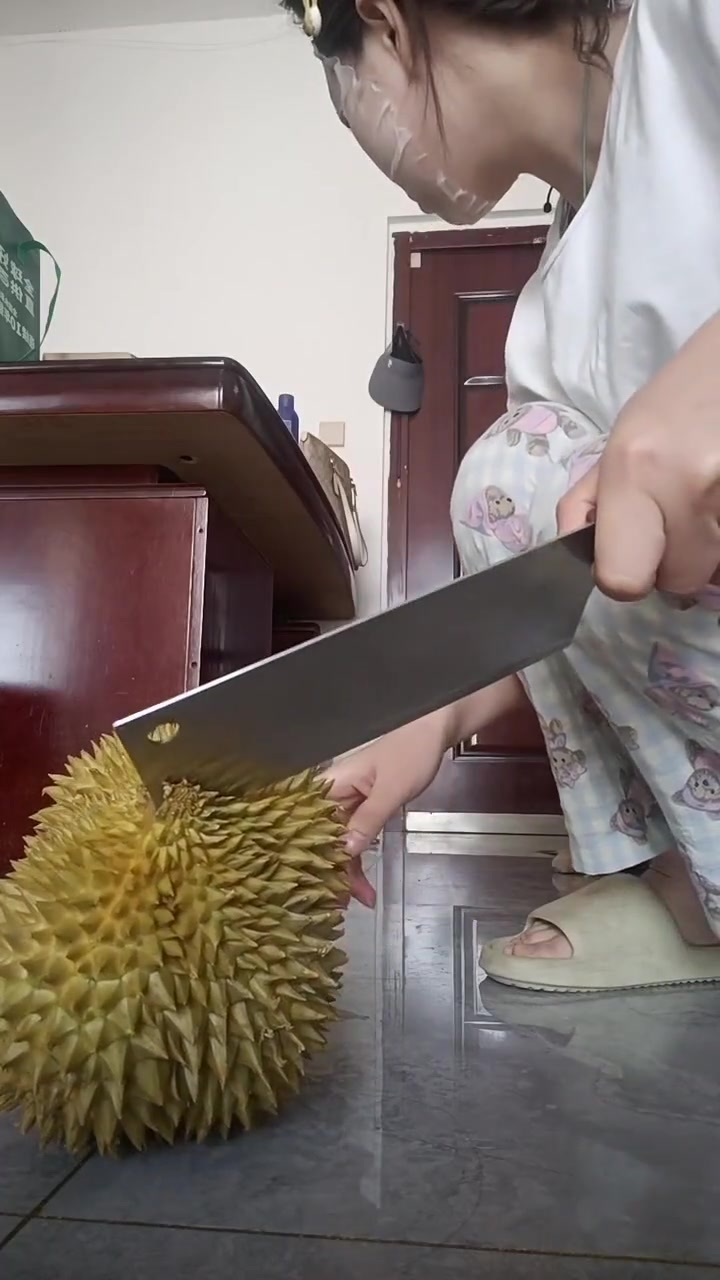 榴莲威力够大啊！狗都反胃了！