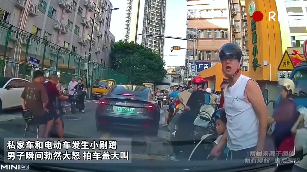 撞到了为什么要锤别人车啊压到脚了