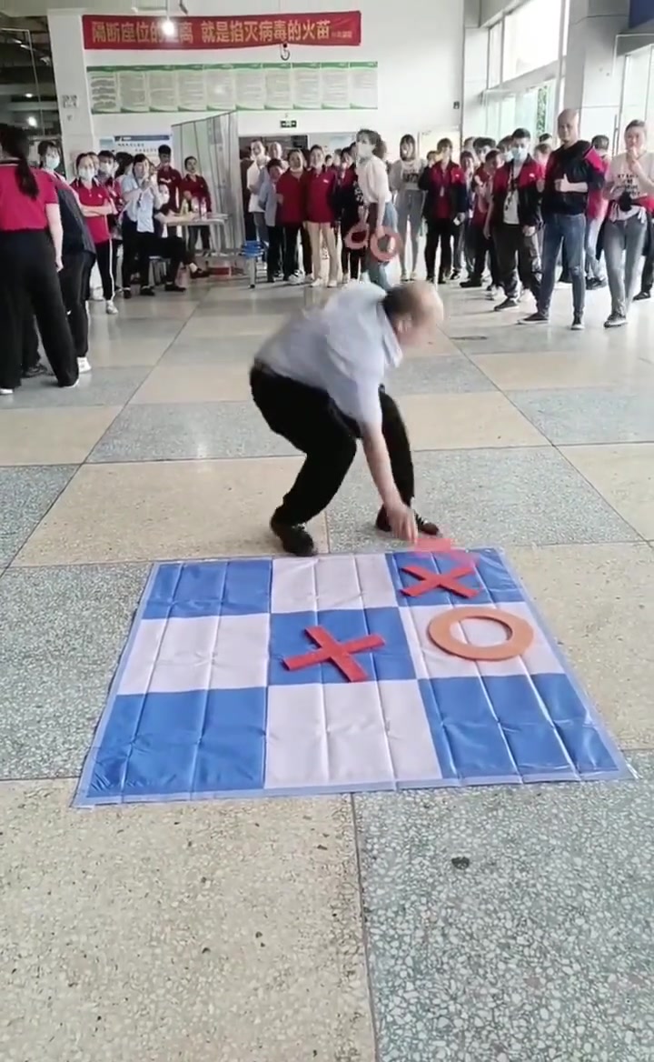 这种游戏只要先放中间就不会输吗