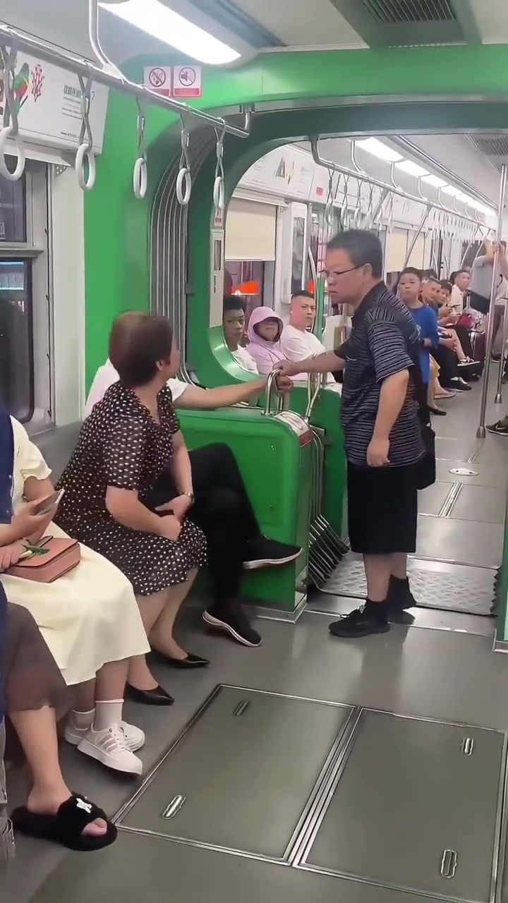 光头大哥一下子笑不出来了！