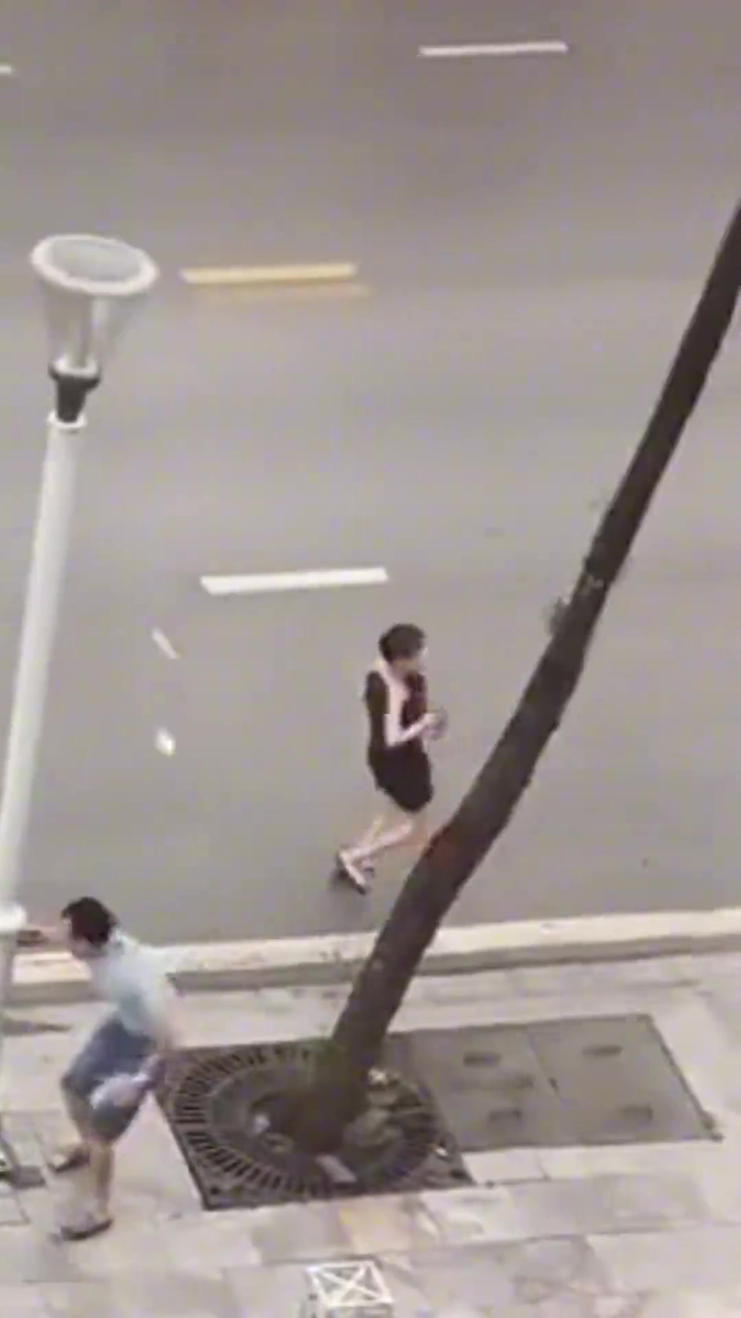 先别管裙子了！她人都快被吹飞啦！